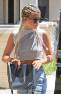 PEOPLE - Sofia Richie hat sich einen Rasta-Look verpasst