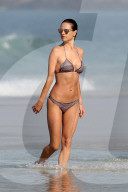 EXKLUSIV - Alessandra Ambrosio posiert am Strand in Rio