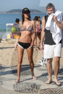 EXKLUSIV - Alessandra Ambrosio posiert am Strand in Rio