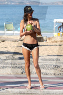 EXKLUSIV - Alessandra Ambrosio posiert am Strand in Rio