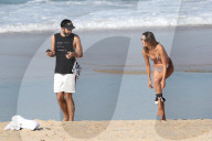 EXKLUSIV - Alessandra Ambrosio posiert am Strand in Rio