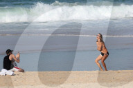 EXKLUSIV - Alessandra Ambrosio posiert am Strand in Rio