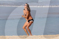 EXKLUSIV - Alessandra Ambrosio posiert am Strand in Rio