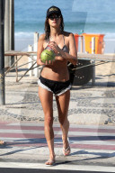 EXKLUSIV - Alessandra Ambrosio posiert am Strand in Rio