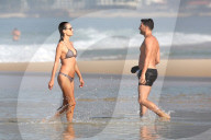 EXKLUSIV - Alessandra Ambrosio posiert am Strand in Rio