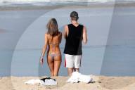 EXKLUSIV - Alessandra Ambrosio posiert am Strand in Rio
