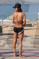 EXKLUSIV - Alessandra Ambrosio posiert am Strand in Rio