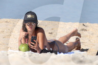 EXKLUSIV - Alessandra Ambrosio posiert am Strand in Rio