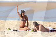 EXKLUSIV - Alessandra Ambrosio posiert am Strand in Rio