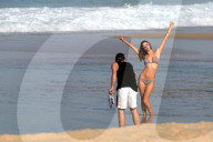 EXKLUSIV - Alessandra Ambrosio posiert am Strand in Rio