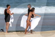 EXKLUSIV - Alessandra Ambrosio posiert am Strand in Rio