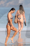 EXKLUSIV - Alessandra Ambrosio posiert am Strand in Rio