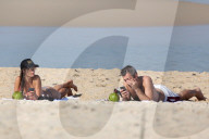 EXKLUSIV - Alessandra Ambrosio posiert am Strand in Rio