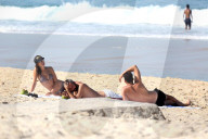 EXKLUSIV - Alessandra Ambrosio posiert am Strand in Rio