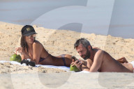 EXKLUSIV - Alessandra Ambrosio posiert am Strand in Rio