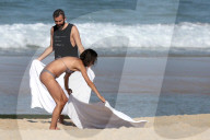 EXKLUSIV - Alessandra Ambrosio posiert am Strand in Rio