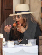 EXKLUSIV - La Toya Jackson fädelt gekonnt ihre Spaghetti auf