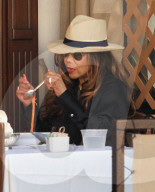 EXKLUSIV - La Toya Jackson fädelt gekonnt ihre Spaghetti auf