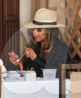 EXKLUSIV - La Toya Jackson fädelt gekonnt ihre Spaghetti auf