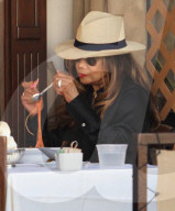 EXKLUSIV - La Toya Jackson fädelt gekonnt ihre Spaghetti auf