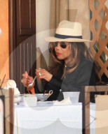 EXKLUSIV - La Toya Jackson fädelt gekonnt ihre Spaghetti auf