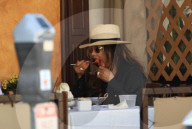 EXKLUSIV - La Toya Jackson fädelt gekonnt ihre Spaghetti auf