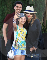 EXKLUSIV - La Toya Jackson fädelt gekonnt ihre Spaghetti auf