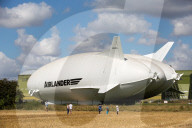 NEWS - Cardington: Hybridluftschiff "Airlander" verlässt den Hangar