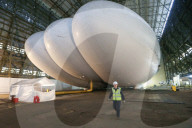 NEWS - Cardington: Hybridluftschiff "Airlander" verlässt den Hangar