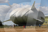 NEWS - Cardington: Hybridluftschiff "Airlander" verlässt den Hangar