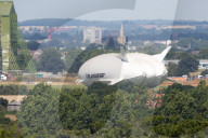 NEWS - Cardington: Hybridluftschiff "Airlander" verlässt den Hangar