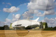 NEWS - Cardington: Hybridluftschiff "Airlander" verlässt den Hangar