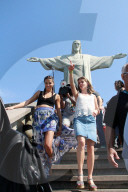 PEOPLE - Adriana Lima gibt ein Interview unter den Augen von "Christo"