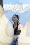 PEOPLE - Adriana Lima gibt ein Interview unter den Augen von "Christo"