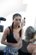 PEOPLE - Adriana Lima gibt ein Interview unter den Augen von "Christo"