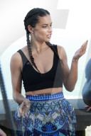 PEOPLE - Adriana Lima gibt ein Interview unter den Augen von "Christo"