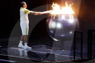 OLYMPIA 2016 - Eröffnungsfeier: Vanderlei Cordieiro de Lima entzündet die Flamme