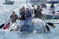 FEATURE - Bunte Vögel am 'Raft Race' in Dorset