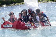 FEATURE - Bunte Vögel am 'Raft Race' in Dorset