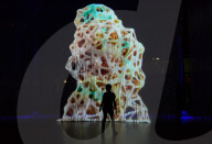 FEATURE - 'Curtain Call' von Ron Arad im Roundhouse in London
