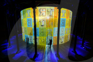 FEATURE - 'Curtain Call' von Ron Arad im Roundhouse in London