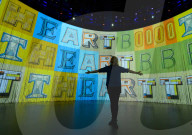 FEATURE - 'Curtain Call' von Ron Arad im Roundhouse in London