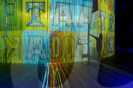 FEATURE - 'Curtain Call' von Ron Arad im Roundhouse in London