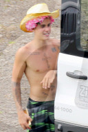 EXKLUSIV - Justin Bieber gut gelaunt zusammen mit Freunde auf Hawaii