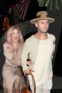 EXKLUSIV - Tori Spelling wirkt etwas lädiert unterwegs mit einem unbekannten Mann in Hollywood