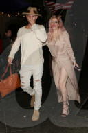 EXKLUSIV - Tori Spelling wirkt etwas lädiert unterwegs mit einem unbekannten Mann in Hollywood