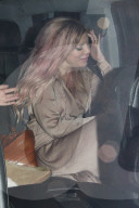 EXKLUSIV - Tori Spelling wirkt etwas lädiert unterwegs mit einem unbekannten Mann in Hollywood