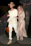 EXKLUSIV - Tori Spelling wirkt etwas lädiert unterwegs mit einem unbekannten Mann in Hollywood