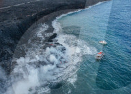 FEATURE - Hawaii: Der Vulkan Kilauea 'dampft' Lava und Asche in den Ozean