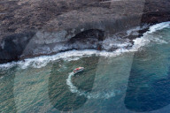 FEATURE - Hawaii: Der Vulkan Kilauea 'dampft' Lava und Asche in den Ozean